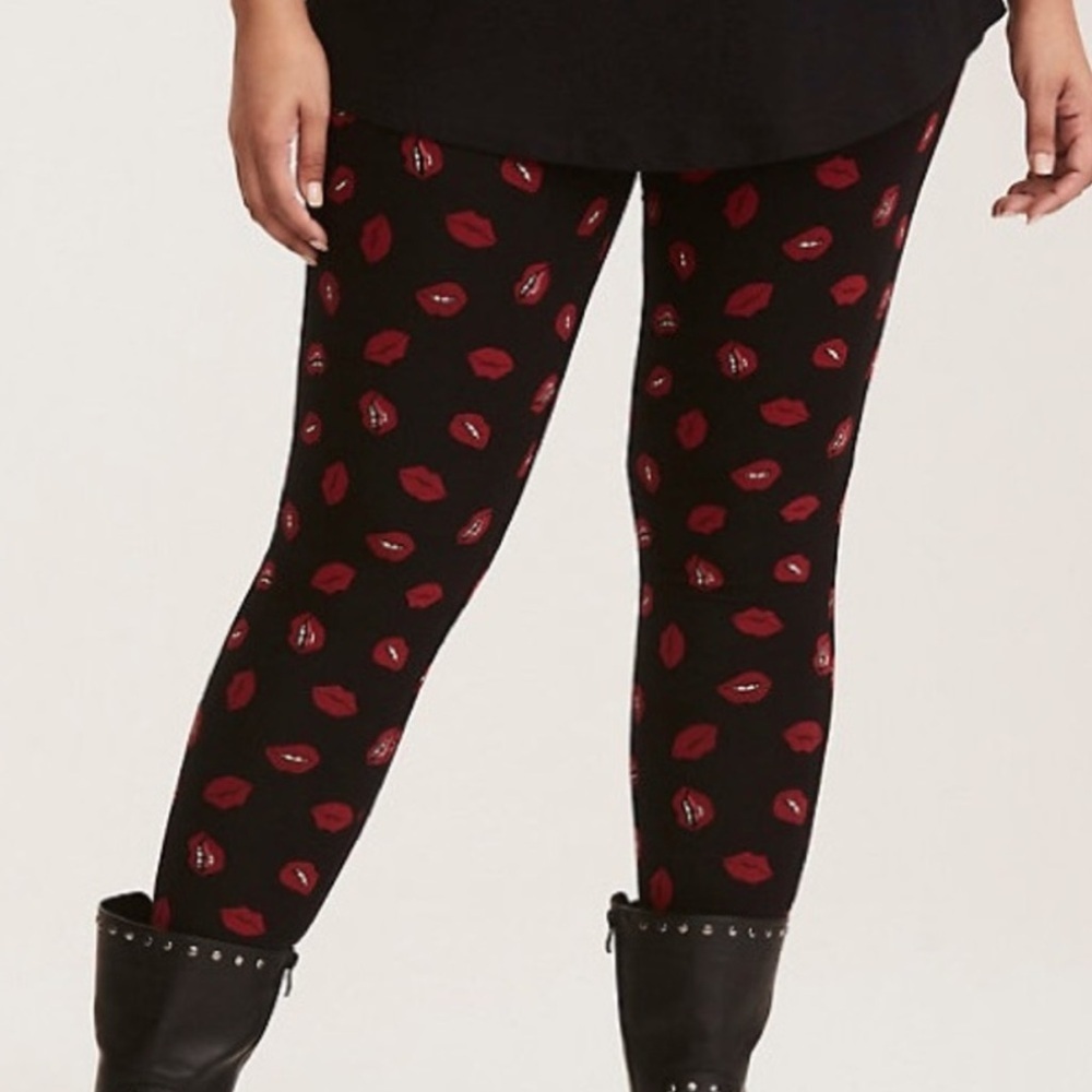 Torrid Red Lip Print Black Cotton Leggings